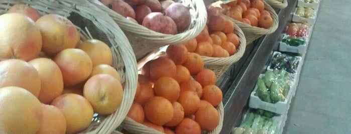 فاكهة المواسم All Seasons Fruit is one of Lugares favoritos de Renad.