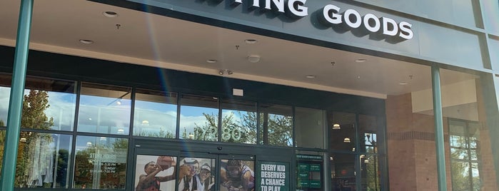 DICK'S Sporting Goods is one of Lugares favoritos de Jacob.