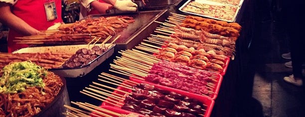 Wangfujing Food Alley is one of Lugares favoritos de Fuat.