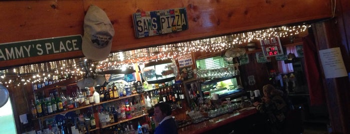 Sam's Pizza is one of Lugares favoritos de Adam.