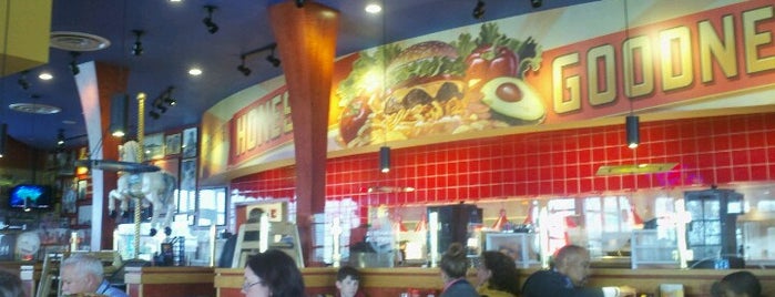 Red Robin Gourmet Burgers and Brews is one of Tempat yang Disukai Alicia.