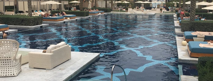 One & Only The Palm Pool is one of Locais curtidos por clive.