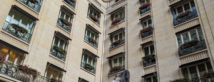 Hôtel Four Seasons George V is one of Lugares favoritos de clive.
