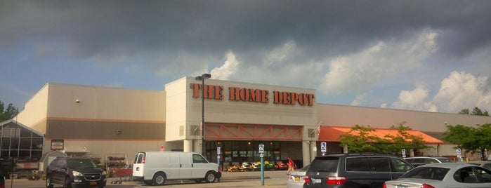 The Home Depot is one of Tempat yang Disukai Leslie.