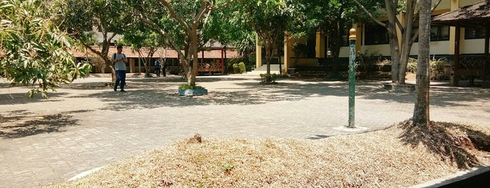 Fakultas Ilmu Komunikasi is one of KULIAH hap hap hap.