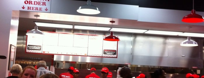 Five Guys is one of Derrickさんのお気に入りスポット.