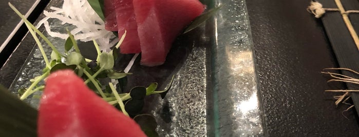 Hapo Sushi Sake Bar is one of Posti che sono piaciuti a John.