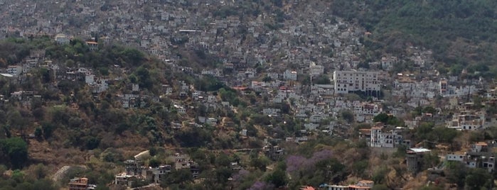 Galerias Taxco is one of สถานที่ที่ Lucia ถูกใจ.