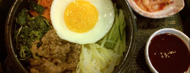 Mujigae Bibimbap & Casual Korean Food is one of Locais curtidos por Devi.