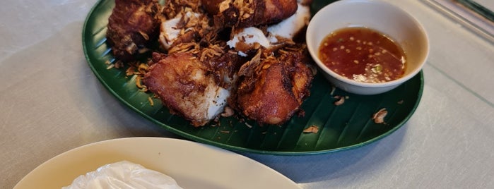 Decha Fried Chicken & Seafood (เดชาไก่ทอด) is one of HDY2019.