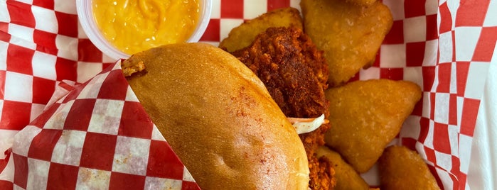 Penny’s Hot Chicken is one of Lugares favoritos de Reservation Ro.