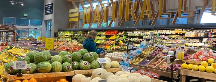 Whole Foods Market is one of Lugares favoritos de Jason.