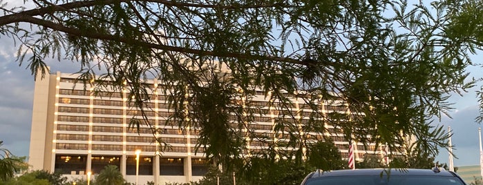 Contemporary Resort Convention Center is one of Orte, die Bob gefallen.