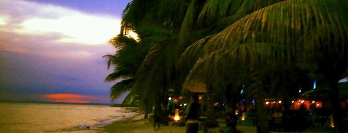 MAXbar Kemala Beach & Resto is one of Balikpapan Populer.