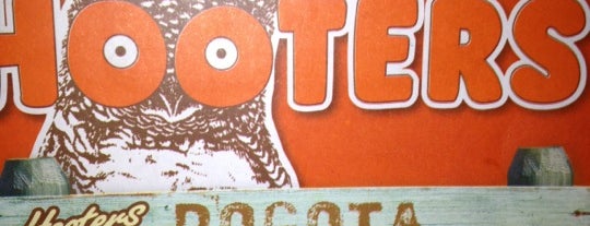Hooters is one of Buenos sitios para compartir y pasarla bien!!.