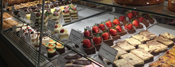 Breka Bakery & Café is one of สถานที่ที่บันทึกไว้ของ Dan.
