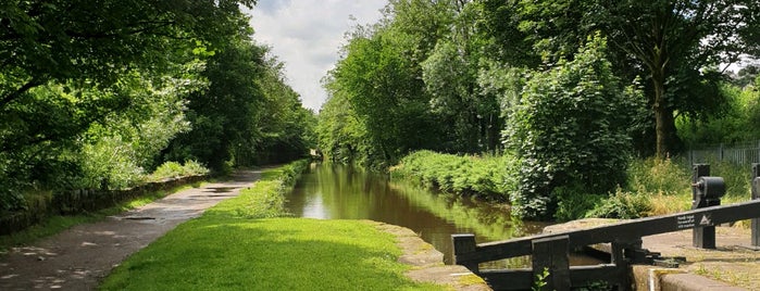 Huddersfield Narrow Canal is one of Lugares favoritos de charles.