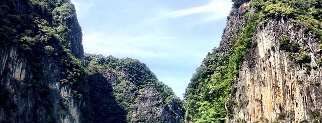 Phi Phi Islands is one of Places I MUST go once in a lifetime.