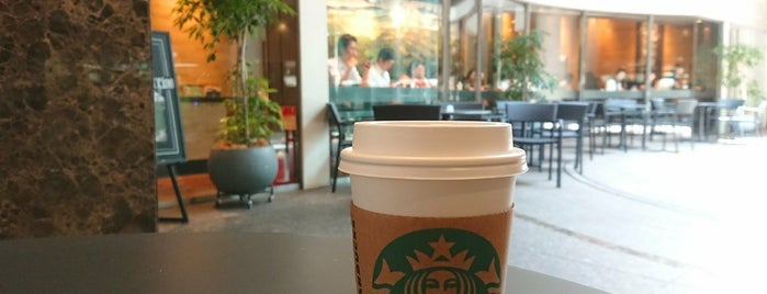 Starbucks is one of 赤坂.