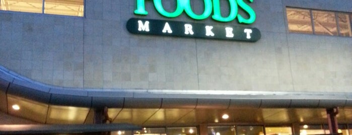 Whole Foods Market is one of Lieux qui ont plu à L.