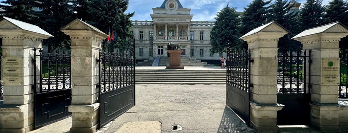 Muzeul Național de Istorie a Moldovei is one of Kiş.