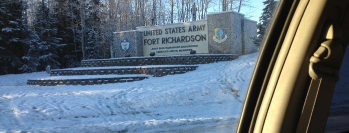 Fort Richardson Gate is one of Lieux qui ont plu à Dennis.