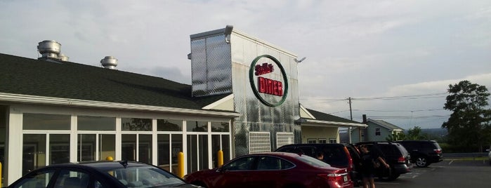 Stella's Diner is one of สถานที่ที่ Vince ถูกใจ.