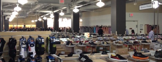 DSW Designer Shoe Warehouse is one of Orte, die Ali gefallen.