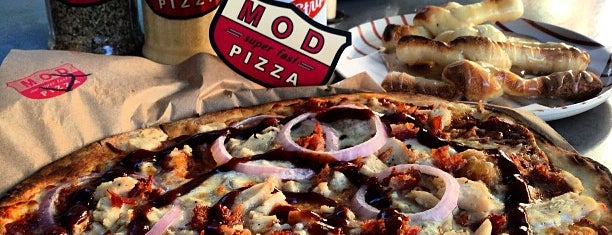 Mod Pizza is one of Lieux qui ont plu à Melinda.