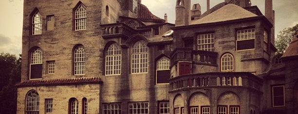 Fonthill Castle is one of Tempat yang Disukai Tannis.