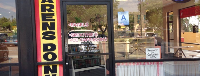Karen's Donuts is one of Orte, die Ashlee gefallen.