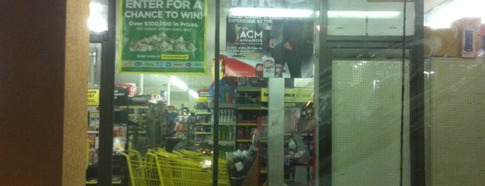 Dollar General is one of สถานที่ที่ Paula ถูกใจ.