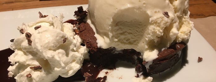 California Pizza Kitchen is one of The 15 Best Places for Velvet Cake in Los Angeles.