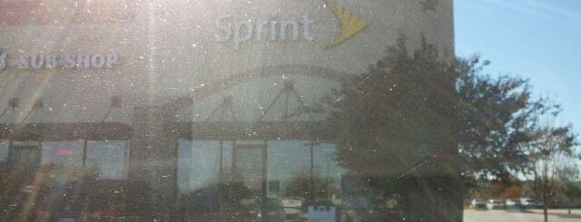 Sprint Store is one of สถานที่ที่ Julio ถูกใจ.