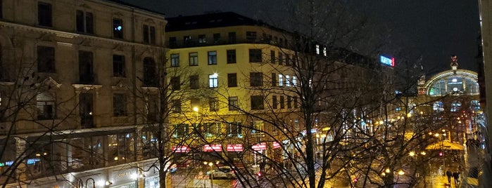 Mercure Hotel Kaiserhof Frankfurt City Center is one of Orte, die Zesare gefallen.