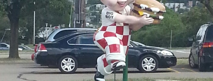 Frisch's Big Boy is one of The 7 Best Places with a Salad Bar in Cincinnati.