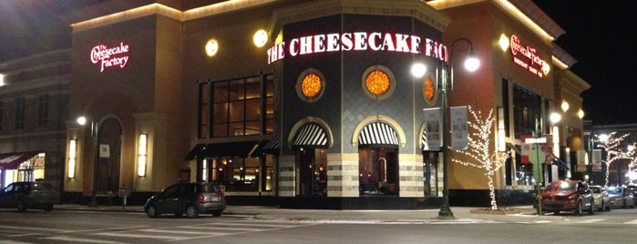 The Cheesecake Factory is one of Lieux qui ont plu à Justin.