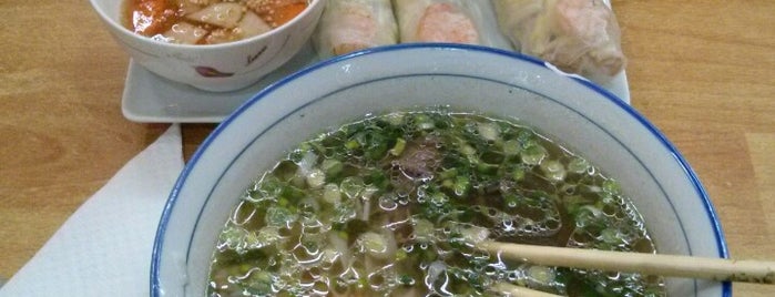 Đăng Mười Phở Bistro is one of ustream - street food.