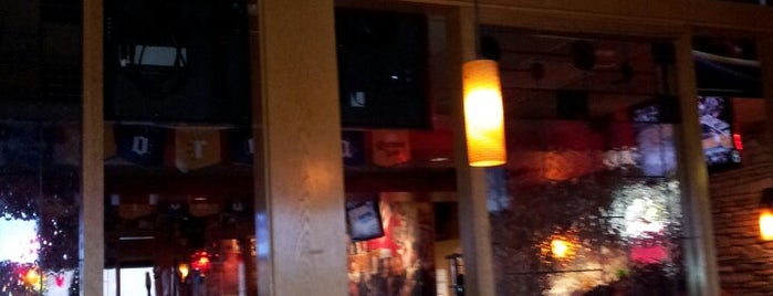 Applebee's Grill + Bar is one of สถานที่ที่ A ถูกใจ.