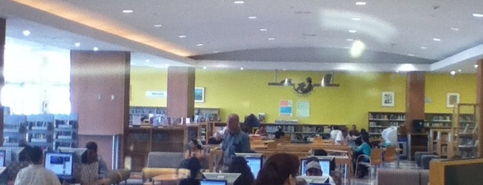 Miami- Dade Public Library Hispanic Branch is one of Posti che sono piaciuti a Liz.