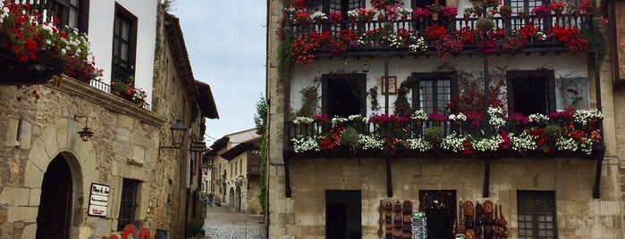 Colegiata de Santillana del Mar is one of Lieux qui ont plu à Juan Gabriel.