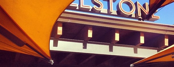 Hillstone Restaurant is one of Posti che sono piaciuti a Krissy.