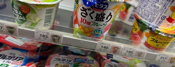 FamilyMart is one of コンビニ.