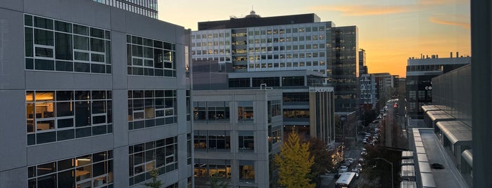 MOXY Seattle Downtown is one of สถานที่ที่ Whitney ถูกใจ.
