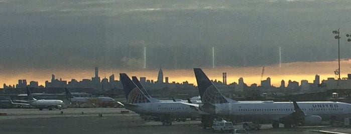 Newark Liberty Uluslararası Havaalanı (EWR) is one of NYC April 15.