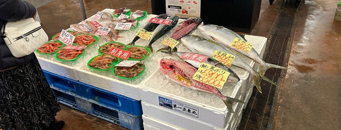 鳥取港海鮮市場 かろいち is one of 食料品店.