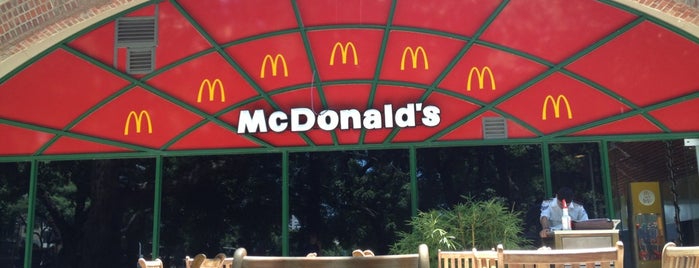McDonald's is one of Tempat yang Disukai Waalter.