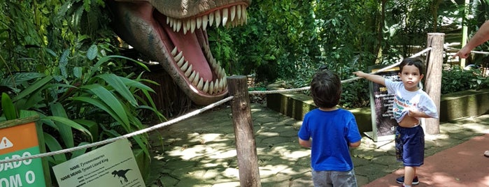 O Mundo dos Dinossauros is one of Tempat yang Disimpan Gabi.