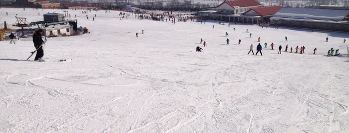 石京龙滑雪场 Shijinglong Ski Resort is one of Ski & Snowboard China 滑雪和单板滑雪中国.