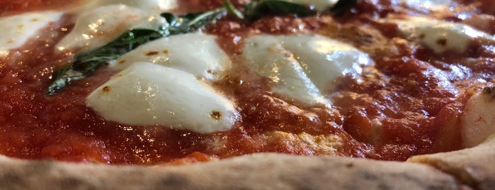 MidiCi The Neapolitan Pizza Company is one of Tempat yang Disukai Chester.
